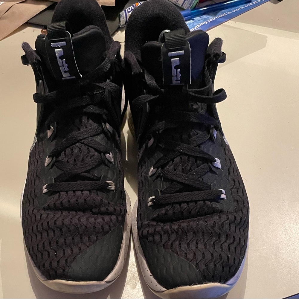 Nike Men’s 11 Lebron Witness Shoes